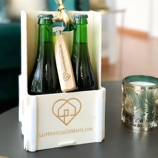 Caja de madera Sincla con asa, dos botellas de cerveza y un abridor, con el logotipo de LasHipotecasDeMarta.com grabado