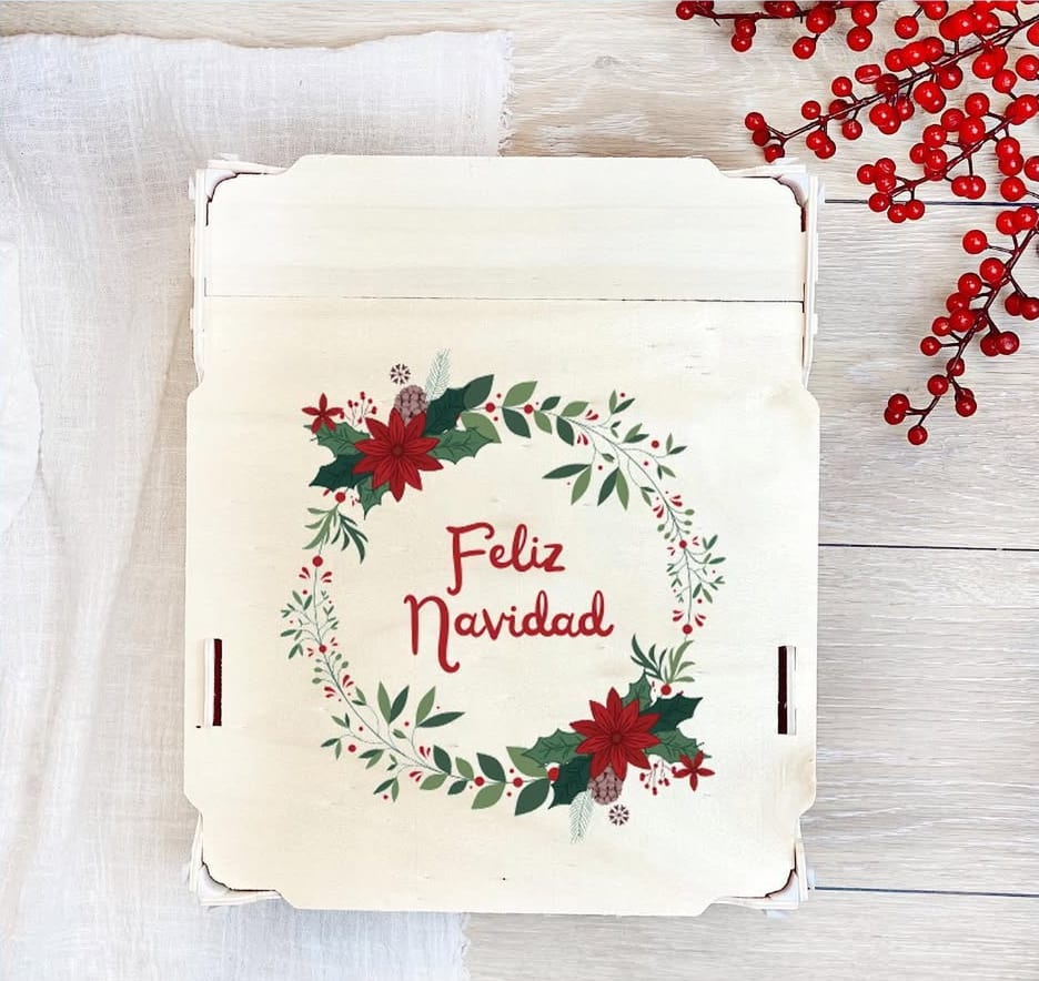 Sincla-Holzkiste mit Scharnierdeckel, farbig bedruckt mit einem Weihnachtssternkranz und „Feliz Navidad“, neben roten Beeren