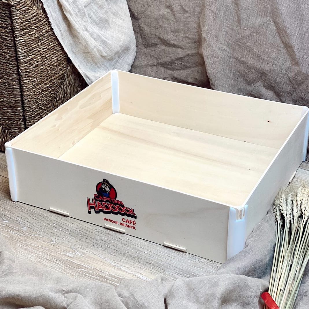 Scatola di legno senza coperchio con il logo a colori di una caffetteria stampato sul frontale