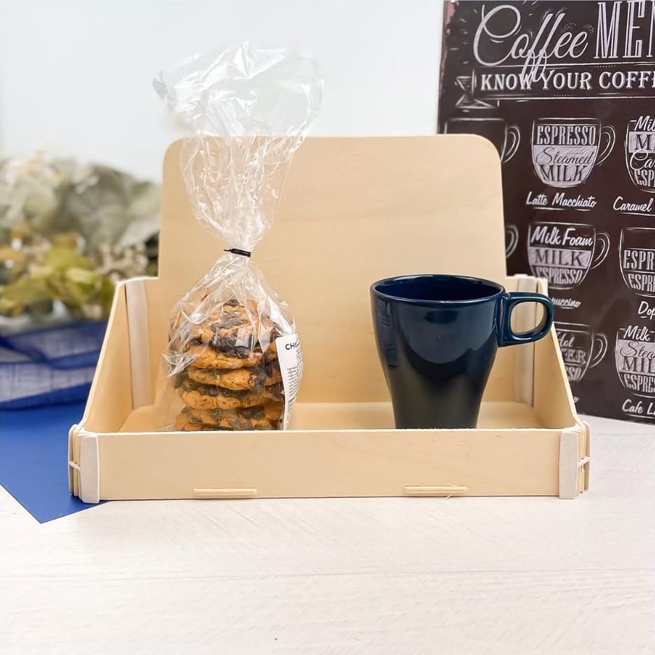 Espositore di legno sul bancone di una caffetteria, con un sacchetto di biscotti e una tazza