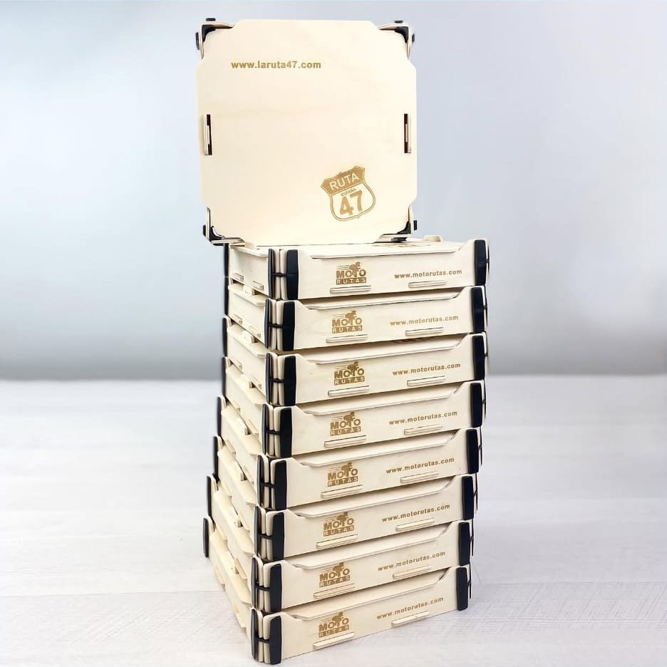 Pile de neuf boîtes en bois Sincla avec le logo et le site web d’une entreprise gravés sur le côté ; au-dessus, un couvercle avec son écusson gravé