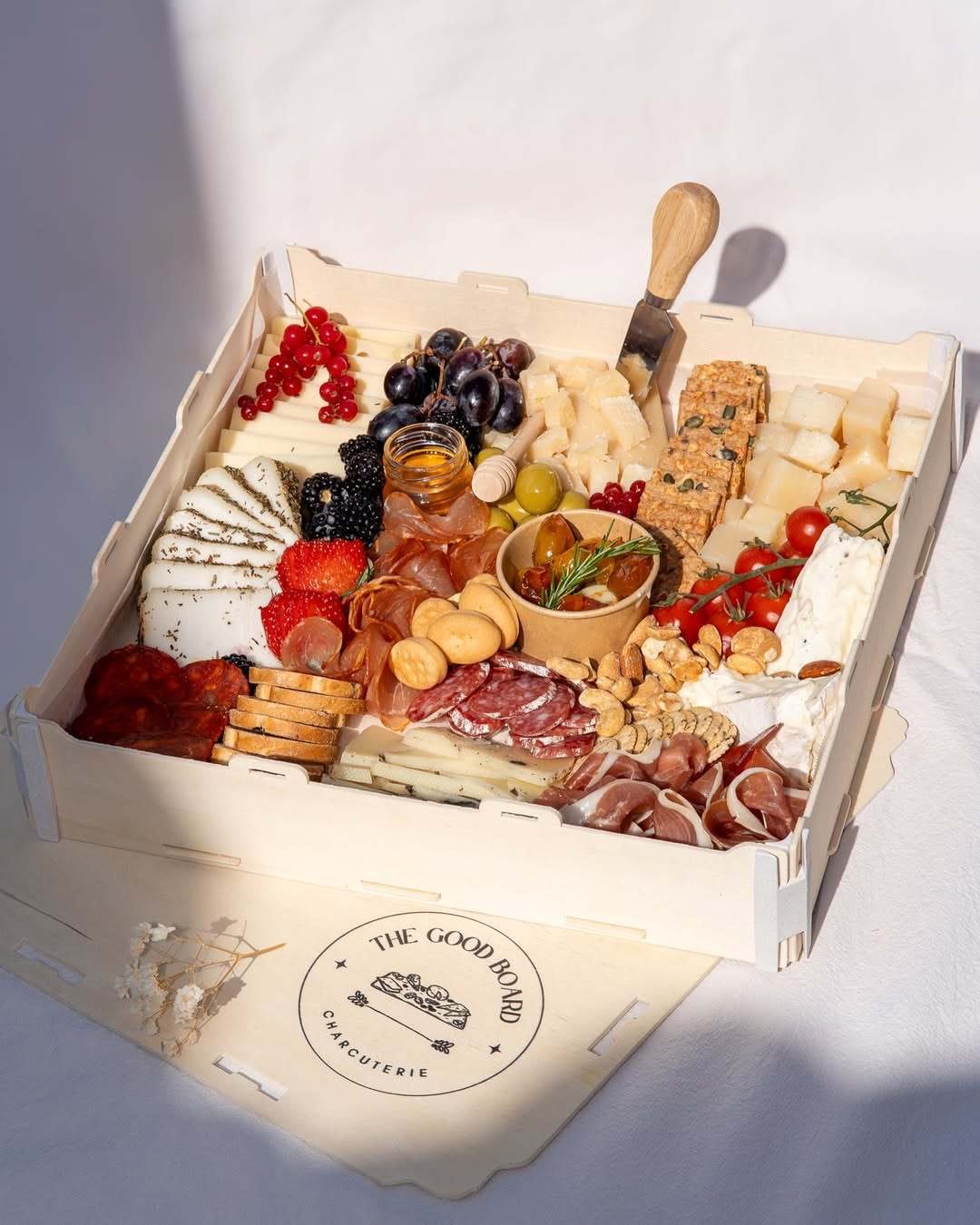 Sincla-Holzkiste mit Käse, Wurst und Obst, mit dem gravierten Deckel von The Good Board