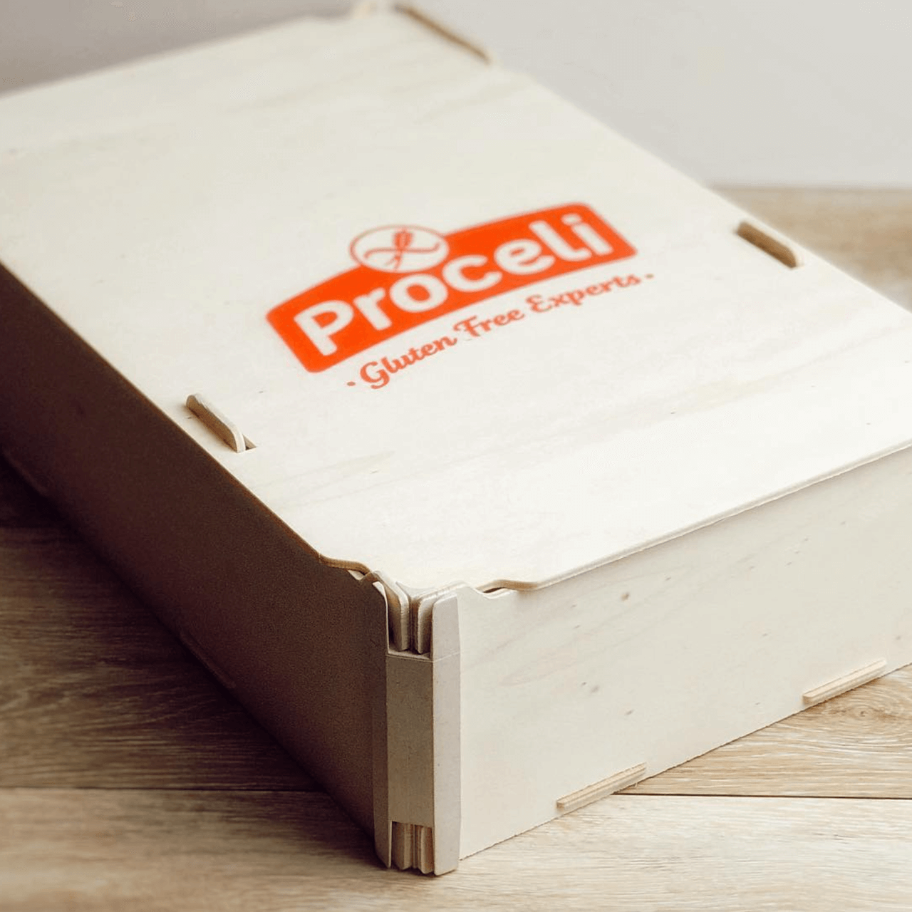 Caja de madera Sincla personalizada con el logotipo de Proceli