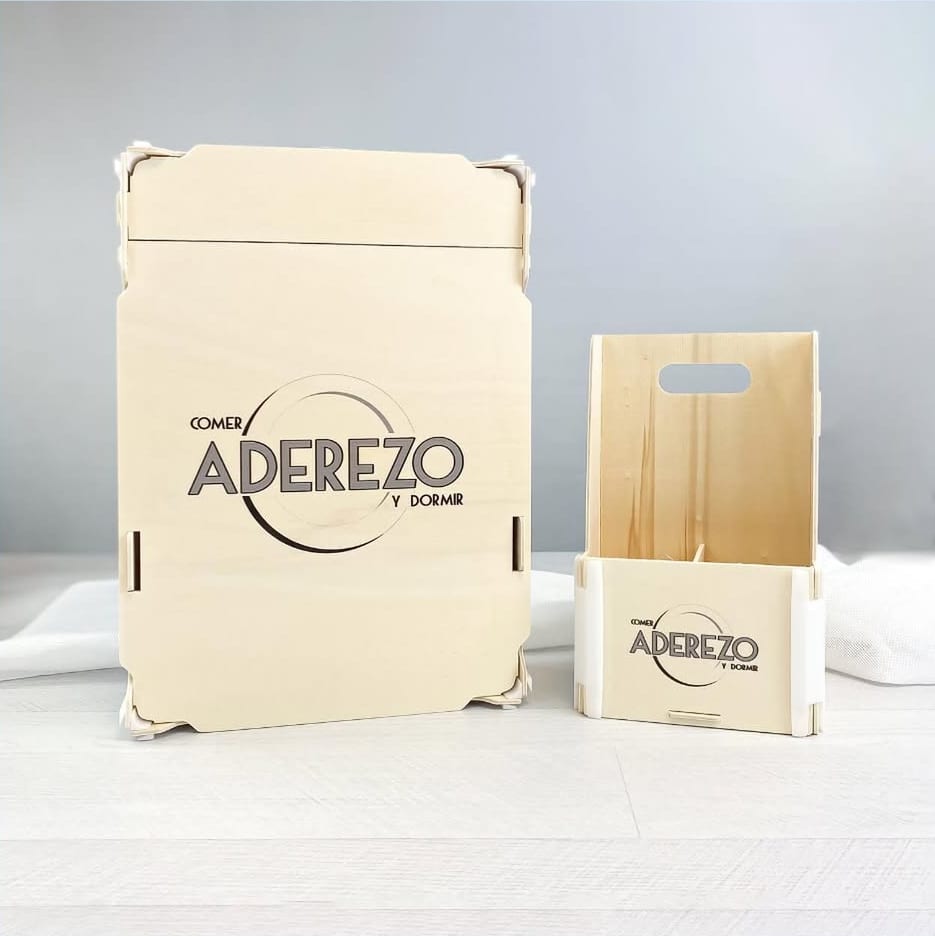 Caja con tapa y caja con asa de madera, las dos con el logo de una tienda gourmet impreso en gris