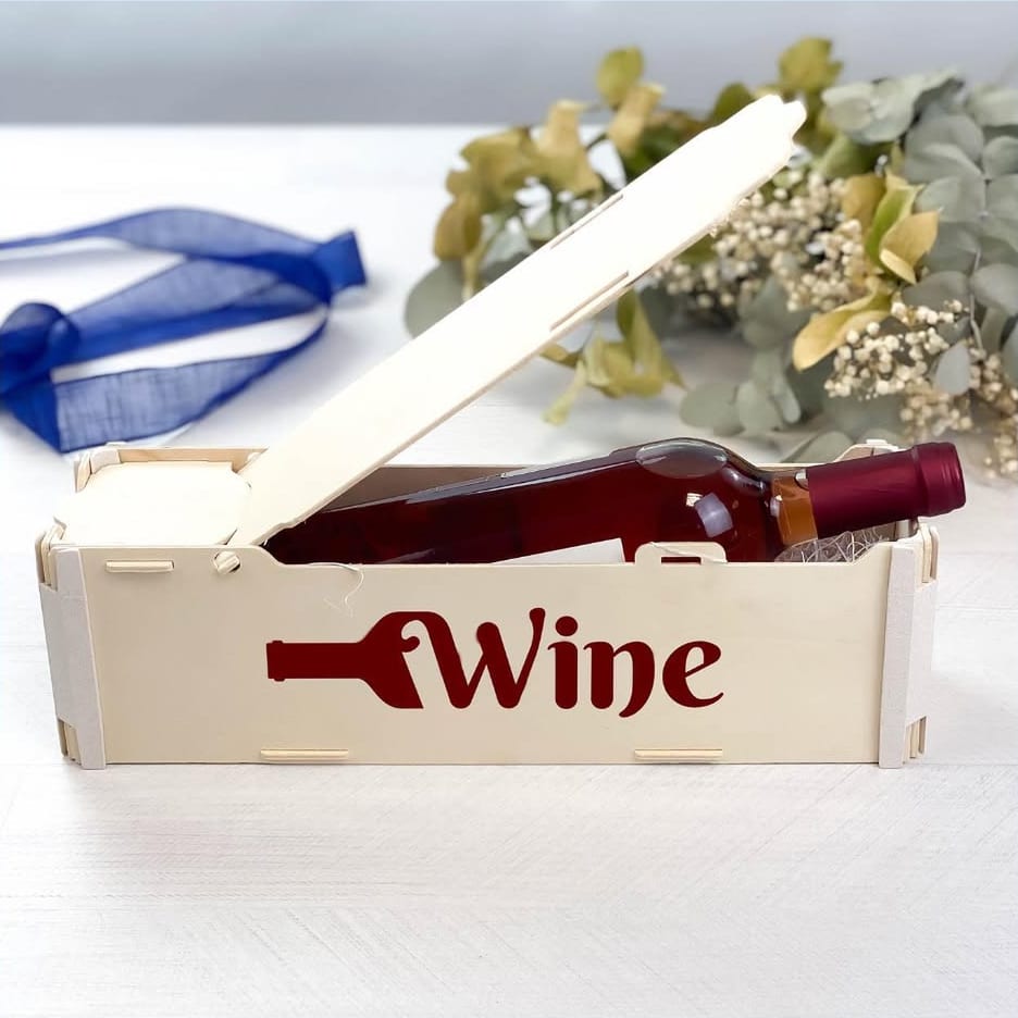 Caja de madera para una botella en horizontal con «Wine» impreso en granate y la tapa levantada