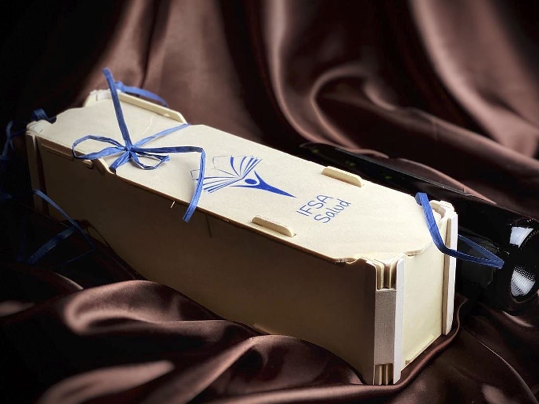 Caja de madera para una botella en horizontal atada con cinta azul, con un logotipo impreso en la tapa