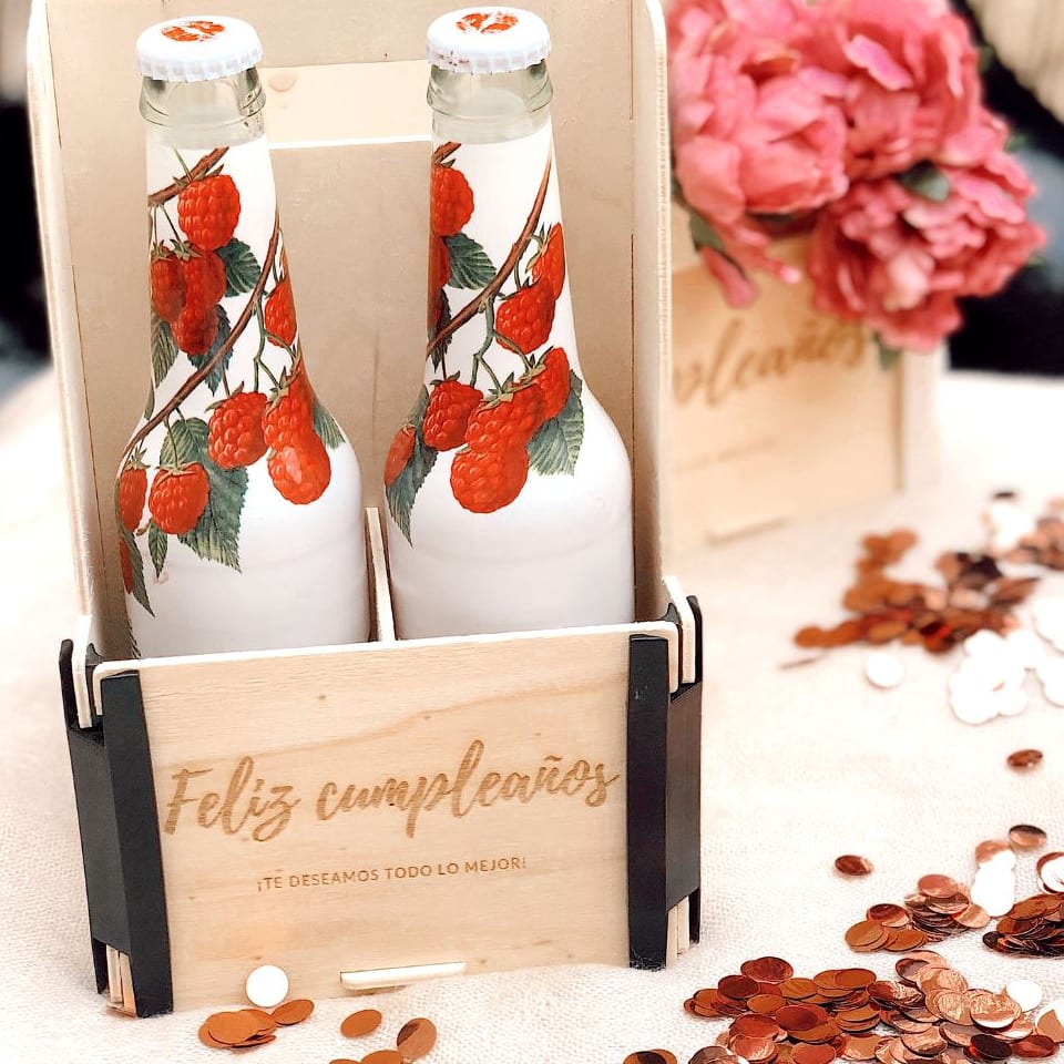 Caja de madera con asa para dos botellas con «Feliz cumpleaños» grabado en el frontal