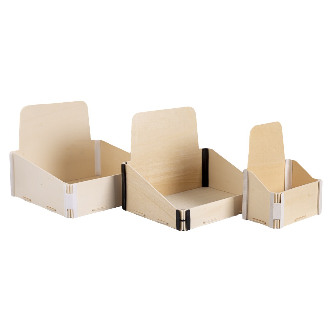 Trois présentoirs en bois Sincla de tailles différentes, au dos haut
