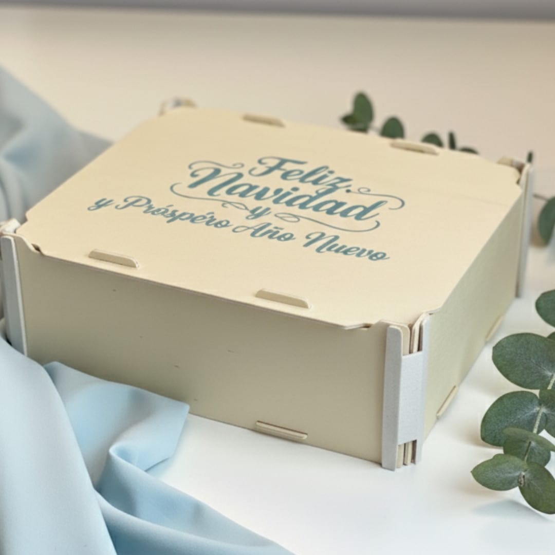 Caja de madera con «Feliz Navidad y Próspero Año Nuevo» impreso en color sobre la tapa