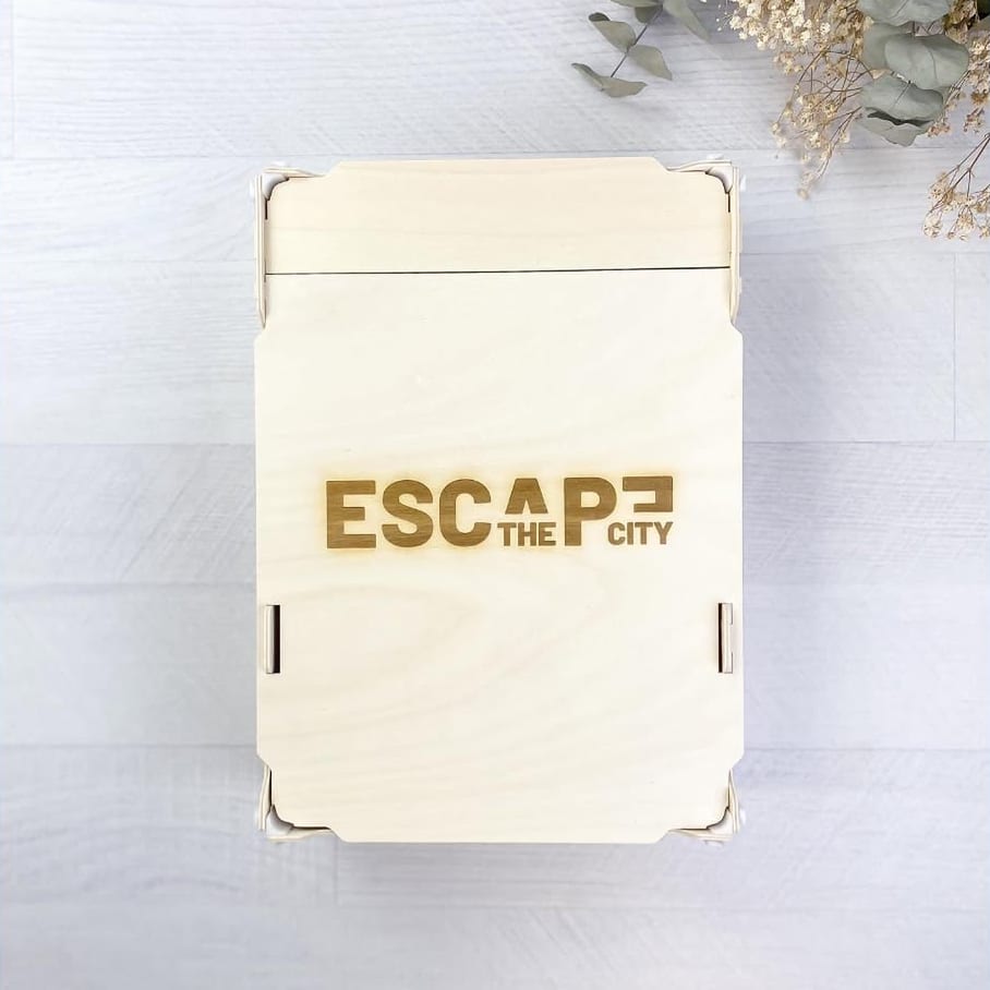 Tapa de una caja de madera con el logotipo de un cliente grabado a láser